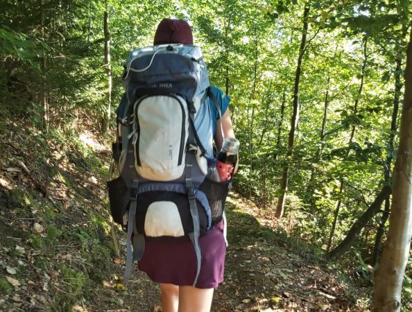 Wanderin mit Rucksack